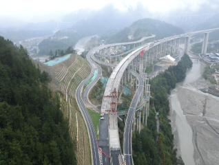 九绵高速平武涪江特大桥建设场景